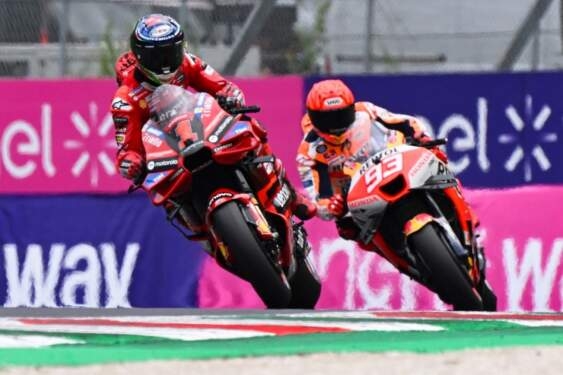 Pembalap Ducati Italia Francesco Bagnaia mengungguli pebalap Ducati Spanyol Marc Marquez pada sesi kualifikasi Moto GP Grand Prix Solidaritas Barcelona.