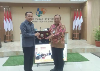 Pj Gubernur Sumut Agus Fatoni meberikan cenderamata kepada Kepala BPS Sumut Asim Saputra pada acara Pers Rilis Berita Resmi Statistik Bulan November 2024 di Gedung BPS Sumut, Selasa (05/11/2024).(seputarsumut/Asiong)