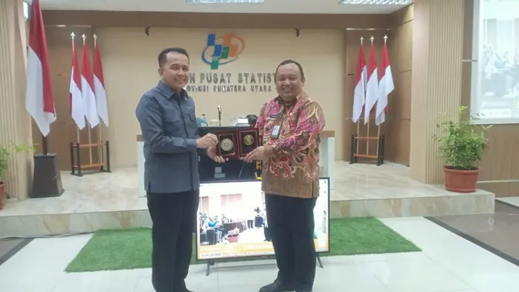 Foto: Pj Gubernur Sumut Agus Fatoni meberikan cenderamata kepada Kepala BPS Sumut Asim Saputra pada acara Pers Rilis Berita Resmi Statistik Bulan November 2024 di Gedung BPS Sumut, Selasa (05/11/2024).(seputarsumut/Asiong)