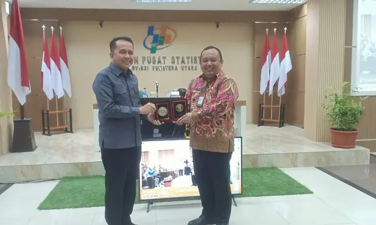 Foto: Pj Gubernur Sumut Agus Fatoni meberikan cenderamata kepada Kepala BPS Sumut Asim Saputra pada acara Pers Rilis Berita Resmi Statistik Bulan November 2024 di Gedung BPS Sumut, Selasa (05/11/2024).(seputarsumut/Asiong)