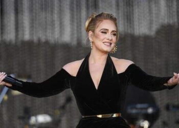 Adele Pamer Cincin Tunangan!