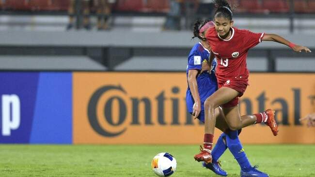 Foto: Penyerang timnas putri Indonesia, Claudia Scheunemann saat menghadapi Malaysia.