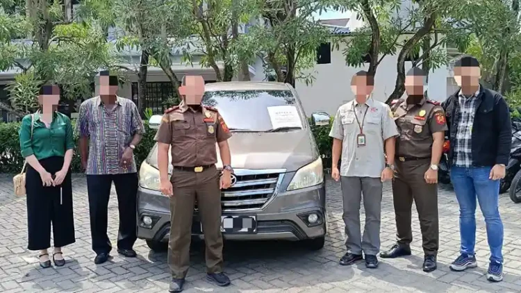 Foto: Kantor Pelayanan Pajak (KPP) Pratama Medan Timur melaksanakan penyitaan aset berupa satu unit mobil milik seorang wajib pajak.(Dok:DJP Sumut I)