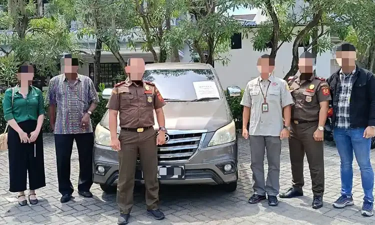 Foto: Kantor Pelayanan Pajak (KPP) Pratama Medan Timur melaksanakan penyitaan aset berupa satu unit mobil milik seorang wajib pajak.(Dok:DJP Sumut I)