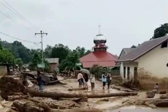 Foto: Personel BPBD Tapanuli Selatan menangani dampak banjir bandang.