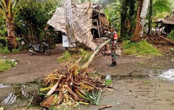 Foto: Satu unit rumah hancur akibat dihantam pohon kelapa yang tiba-tiba tumbang di Lingkungan 1, Kelurahan Muara Nibung.