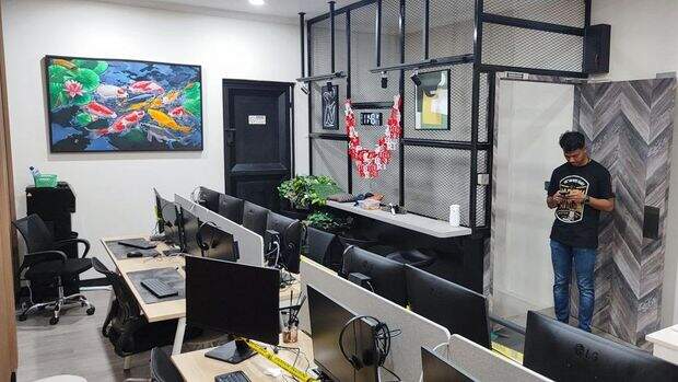Foto: Polda Metro menggeledah salah satu ruko di kawasan Galaxy, Bekasi, yang dijadikan 'kantor satelit' pegawai Komdigi terlibat judi online. Begini penampakannya.