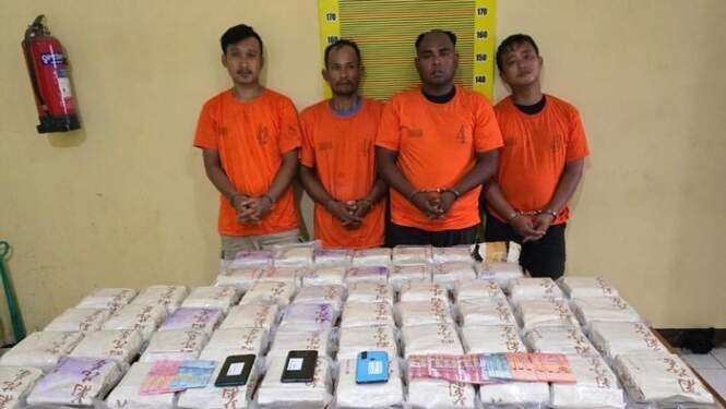 Polisi mengamankan 4 orang saat menyergap mobil bawa 54 Kg sabu tujuan Jakarta di Batu Bara. 