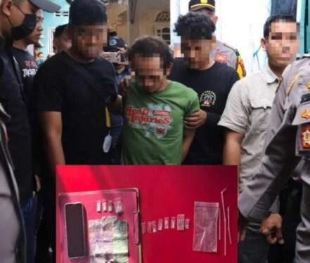 AS alias K bersama barang bukti saat diamankan petugas.