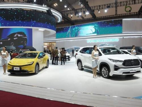 Penjualan mobil.