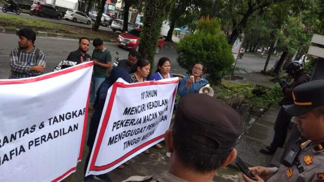 Foto: Puluhan mantan karyawan PT Macan Yaohan menggelar aksi unjuk rasa di Pengadilan Tinggi Medan, Sumatera Utara, Selasa (12/11/2024).