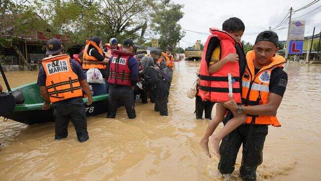Foto: Banjir meluas di Malaysia merenggut empat jiwa, puluhan ribu terdampak.