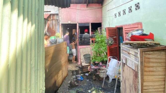 Foto: Rumah semi permanen yang terbakar di Kecamatan Medan Perjuangan.