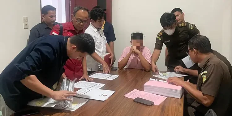Foto: Kanwil DJP Sumut I bersama dengan Kepolisian Daerah Sumatera Utara dan Kejaksaan Tinggi Sumatera Utara menyerahkan tersangka dan barang bukti dengan inisial SJH kepada Kejaksaan Negeri Deli Serdang.(Dok:DJP Sumut I)