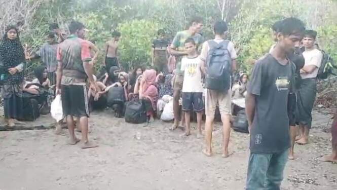 Foto: Warga etnis Rohingya saat berada di pinggir pantai di Kecamatan Madat, Aceh Timur usai turun dari kapal, Kamis (31/10/2024) pagi.