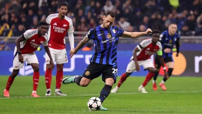 Foto: Penalti Hakan Calhanoglu bawa Inter menang atas Arsenal.
