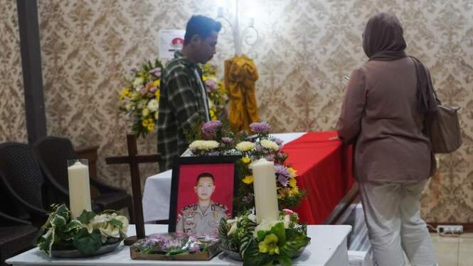 Foto: Suasana duka di rumah Kasat Reskrim yang ditembak Kabag Ops Solok Selatan.