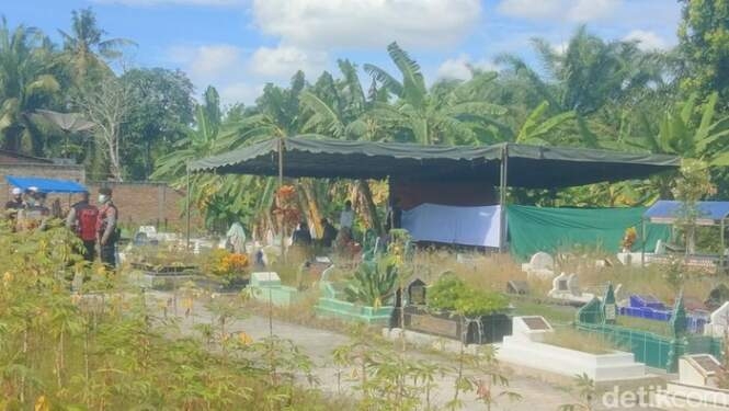 Suasana ekehumasi di makam siswi sekolah penerbangan Medan di perkuburan Muslim di Kelurahan Sidomukti, Asahan. 