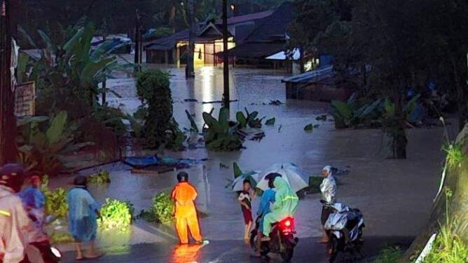Sejumlah warga terdampak banjir masih bertahan di rumah ibadah di Medan, Kamis (28/11/2024). 