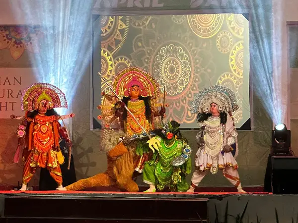 Foto: Sebagai kelanjutan dari perayaan ulang tahun ke-75 hubungan diplomatik antara India dan Indonesia, Konsulat Jenderal India di Medan mengorganisir pertunjukan budaya oleh grup tari dari Indian Council for Cultural Relations (ICCR), yang menampilkan Chhau Dance Group.(Dok:Konjen India)