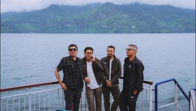 The Dudas Minus One keliling Danau Toba. 