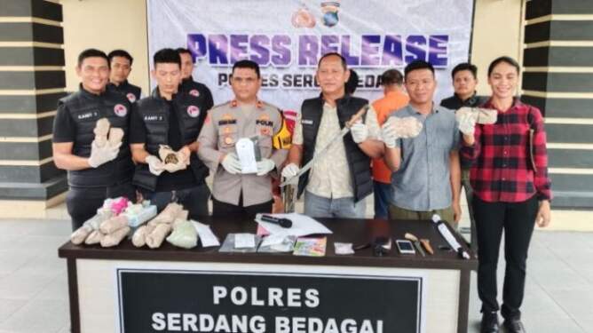 Foto: Polres Sergai saat konferensi pers kasus narkoba.