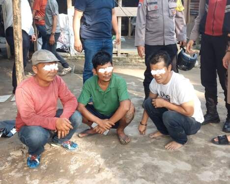 Foto: Tiga pria yang diamankan dari lokasi.