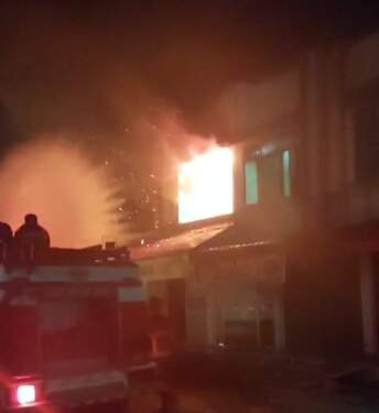 Tim pemadam kebakaran memadamkan kobaran api membakar ruko di Tapaktuan, Aceh Selatan, Kamis (7/11/2024). 