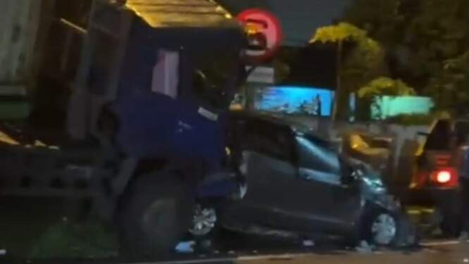 Foto: Truk yang menabrak mobil di gerbang tol Tanjung Mulia.