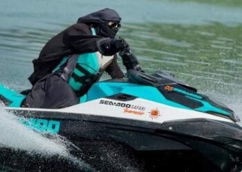 Umi Pipik Naik Jetski di Danau Toba Pakai Cadar