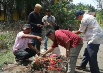Jalan Rusak di Asahan Tak Pernah Diperbaki, Warga Bangun ‘Kuburan’