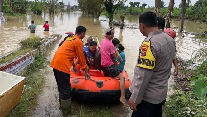 Warga dievakuasi akibat banjir di kawasan Tanjung Selamat, Kecamatan Medan Tuntungan, Medan. 
