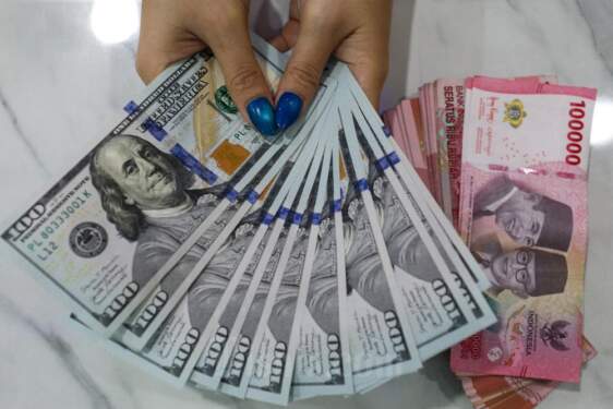 Foto: Nilai tukar rupiah dibuka ke Rp16.016 per dolar AS pada Senin (16/12) bersama mayoritas mata uang Asia.