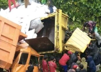 Fuso di Dairi Tabrak Truk lalu Masuk Jurang!