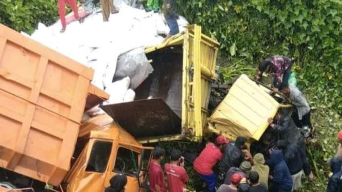 Foto: Kedua truk yang mengalami kecelakaan berada di dalam jurang.