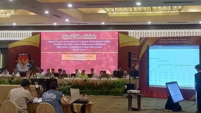 Foto: KPU Sumut melakukan rekapitulasi perhitungan perolehan suara Pilgub Sumut 2024, di Hotel Emerald Garden Medan. 