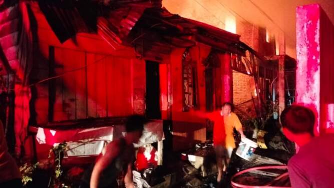 Foto: Api berkobar menghanguskan 9 bangunan rumah di Starban, Medan Polonia, Sabtu (14/12/2024).