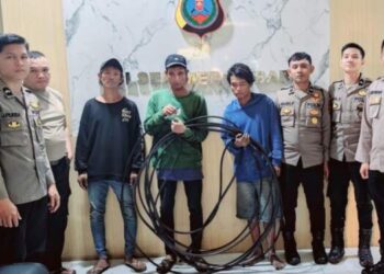 Polisi Ringkus 3 Pencuri Kabel Telkom di Depan Wisma Benteng