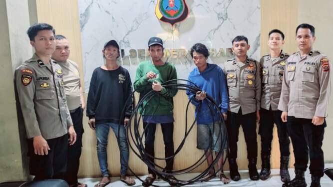 Foto: Ketiga pelaku pencurian kabel Telkom yang diamankan.