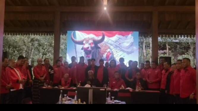 Foto: PDIP mengeluarkan surat keputusan terkait pemecatan Joko Widodo (Jokowi), Gibran Rakabuming Raka, Bobby Nasution, dan 27 kader lainnya dari partai.