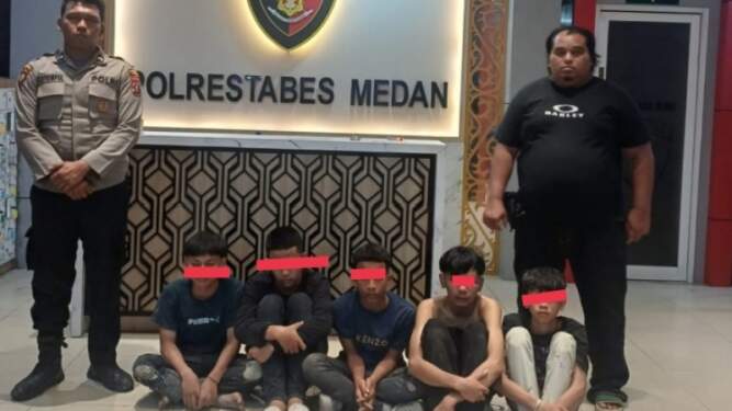 Foto: Lima pelaku tawuran berstatus pelajar di Jalan Selambo, Medan yang berhasil diamankan.