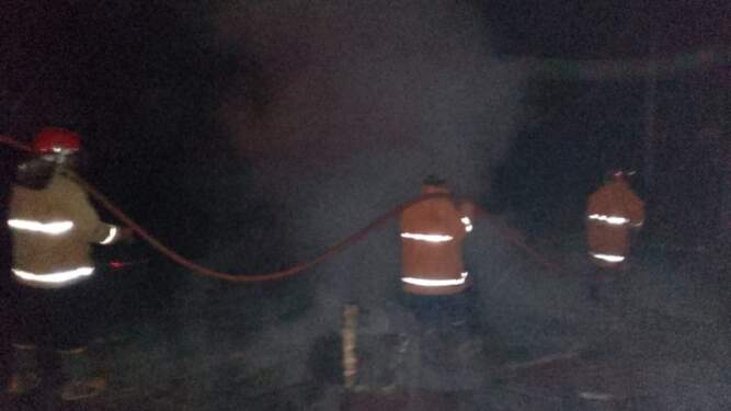 Foto: Rumah dan gudang kayu milik Marga Hutasoit yang terbakar.