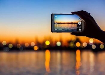 Agar Foto Liburan Jernih dan Tajam, Simak Tips Membersihkan Lensa HP