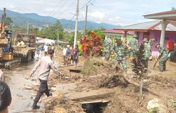 Foto: Banjir bandang terjang perkampungan warga rusak tujuh rumah di Taput.