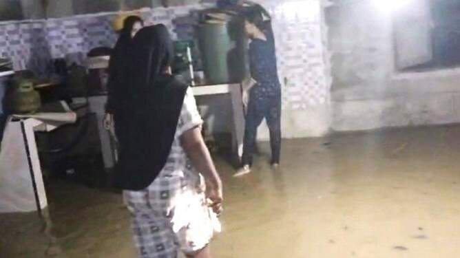 Foto: Rumah warga di Kabupaten Aceh Barat, Sabtu (30/11/2024) terendam banjir akibat meluapnya air sungai.