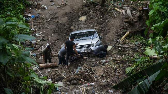 Foto: Tim SAR gabungan bersama warga mengevakuasi mobil yang terjatuh ke jurang setelah terhempas material tanah longsor di Sembahe, Sibolangit, Deli Serdang, Sumatera Utara.