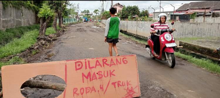 Foto: Warga Medan Marelan terpaksa memblokir Jalan Pasar Nipon, Sabtu (21/12/2024).