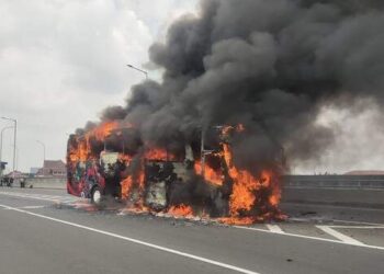 Kecelakaan Maut: Bus Terbakar, 32 Orang Tewas