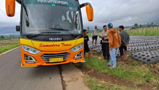 Foto: Bus yang tersesat di area makam di Kwadungan,Kecamatan Kalikajar, Wonosobo, Sabtu (28/12/2024).