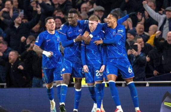 Foto: Chelsea kokoh di puncak klasemen setelah tekuk Astana 3-1.